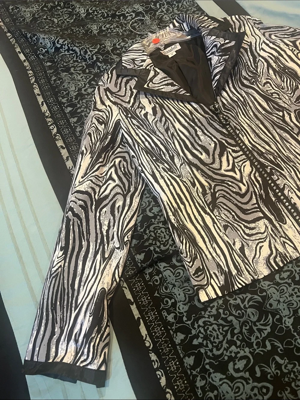 Annabella Black and White Swirl Zip-Front Jacket - Picture 3 of 9